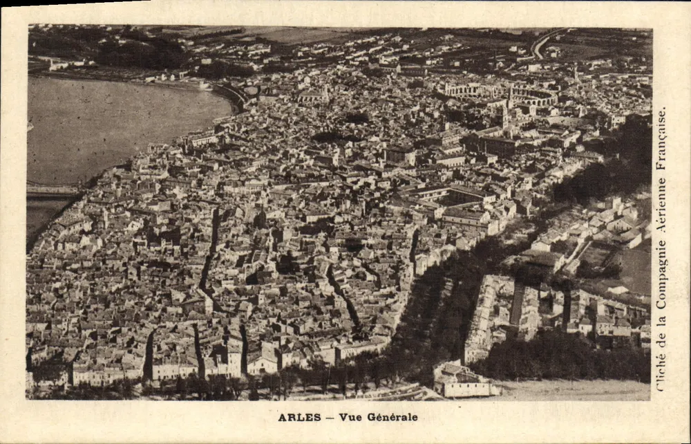 Arles — Vista Geral — cliché da Compagnie Aérienne Française - Frente