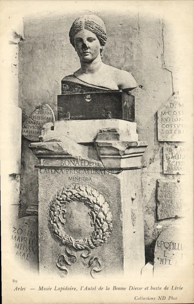 Arles — Lapidaire-Museum, die Aule der Guten Driesse und Büste von Livie - Vorderseite