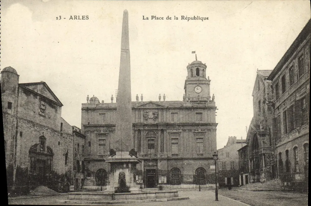 Arles — A Praça da República — editor desconhecido, n° 23 - Frente