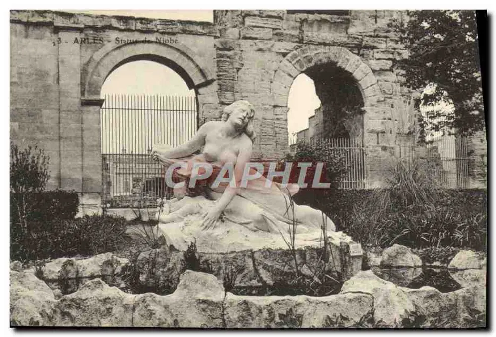 Arles - Estátua de Niobe — diante das Arênes - Frente