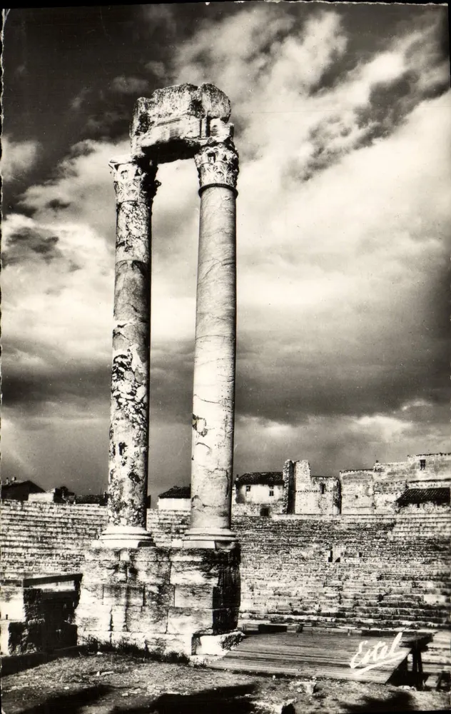 Arles — Die korinthischen Säulen des antiken Theaters — Verlag Estel - Vorderseite