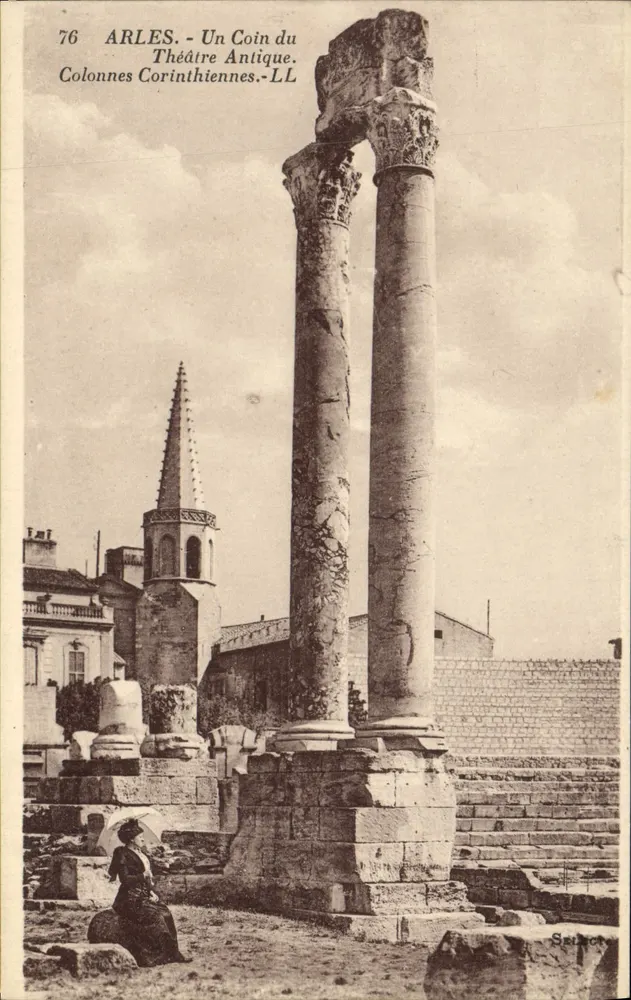 Arles - Eine Ecke des antiken Theaters. Korinthische Säulen - LL - Vorderseite