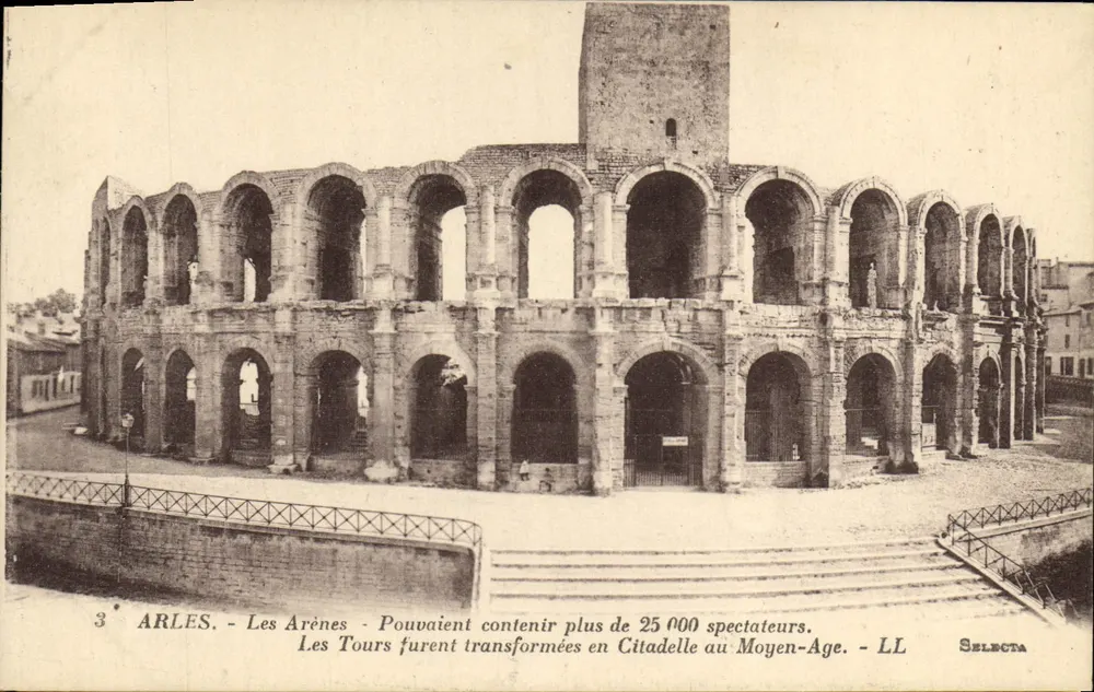 Arles - Les Arènes — Les Tours furent transformées en Citadelle au Moyen-Âge — Selecta - Frente