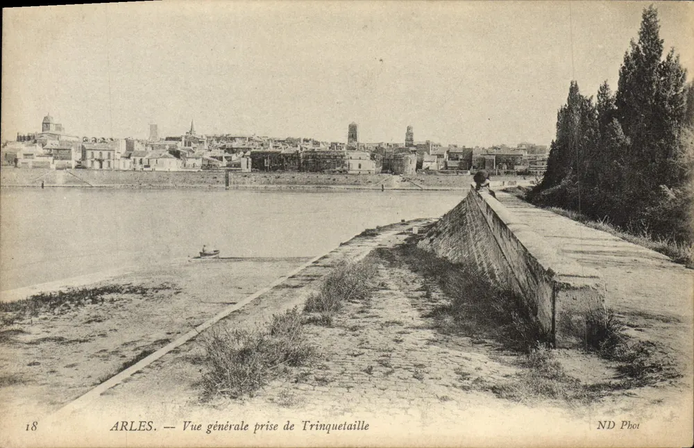 Arles — Visão geral tirada de Trinquetaille — ND Fot - Frente