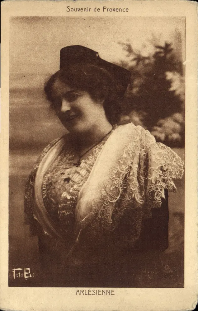 Arlésienne — femme en costume traditionnel — Souvenir de Provence, éditée par F.B. - Frente