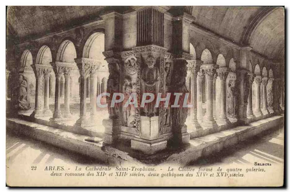 Aries - A Catedral de São Trofimé - O Cloître formado por quatro galerias, duas românicas dos séculos XII e XIII, duas góticas dos séculos XIV e XVI. - Frente