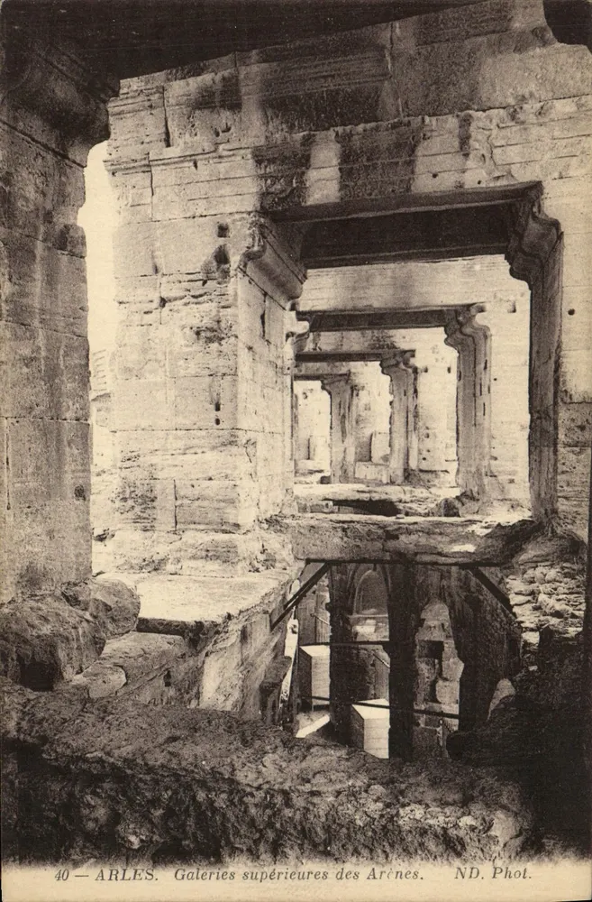 Arles — Górne galerie Arenów — ND. Fot. - Awers
