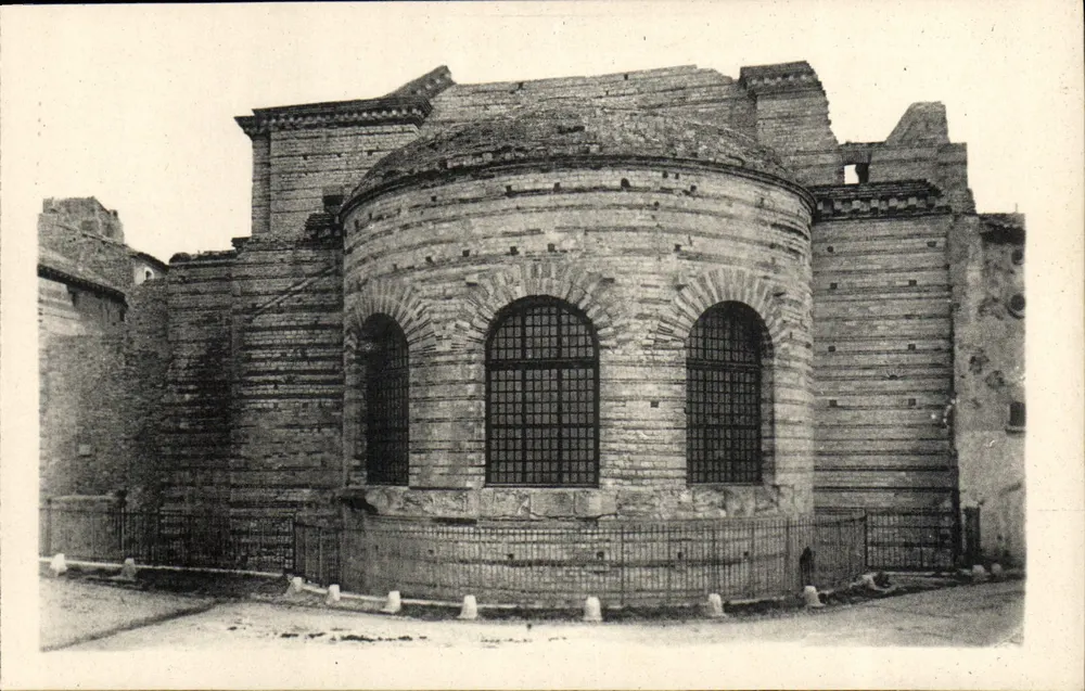 Arles — O Palácio Constantino — Photo George, Arles - Frente