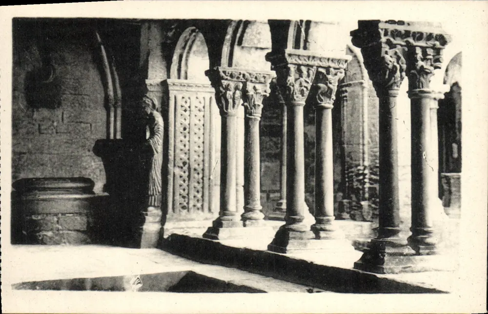 Galerie des Klosters Saint-Trophime und der Brunnen — ARLES — Photo George Arles (11. Jahrhundert) - Vorderseite