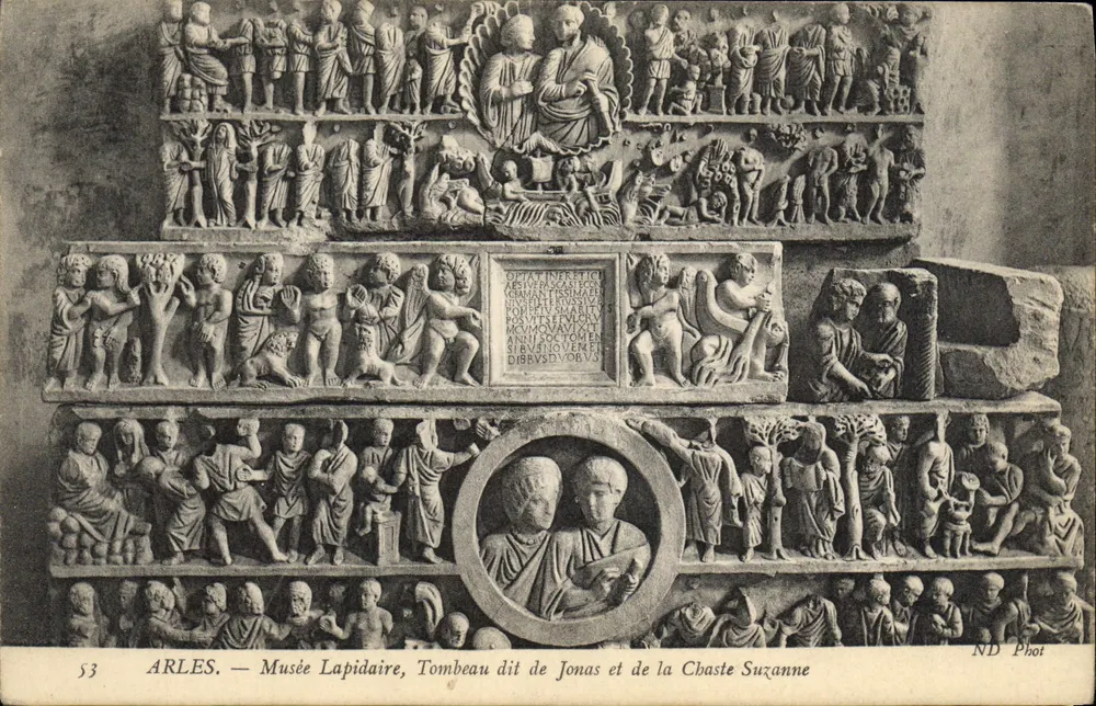 Arles — Museu Lapidário, Túmulo dito de Jonas e da Dama Casta — ND Phot - Frente