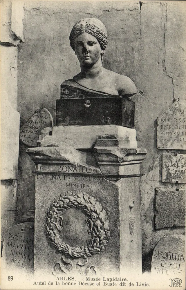 Arles — Musée Lapidaire. Autel de la bonne Déesse et Buste dit de Livie. - Vorderseite