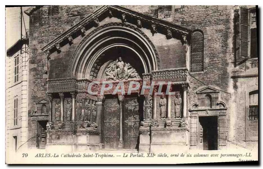 Arles - Die Kathedrale Saint-Trophime — Der Portal, 12. Jahrhundert, mit sechs Säulen, verziert mit Figuren — LL - Vorderseite
