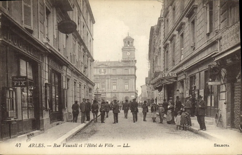 Arles — Straße Vauxall und Rathaus — LL. — SELECTA - Vorderseite