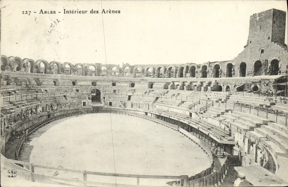 Arles — Interior das Arènes — Editor anônimo, n° 227 - Frente