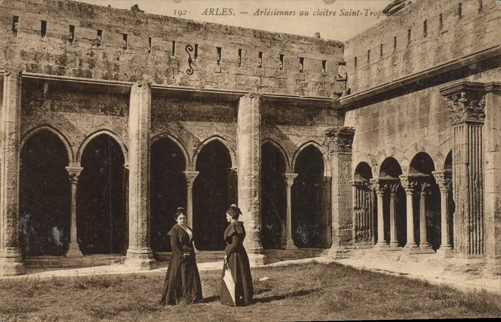 Arles — Arlésiennes au cloître Saint-Trophime — série 192 - Frente