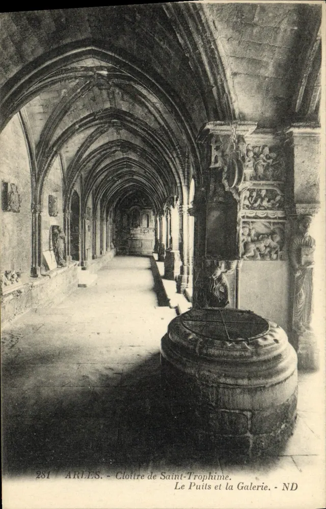 Arles - Kloster von Saint-Trophime. Der Brunnen und die Galerie - ND - Vorderseite