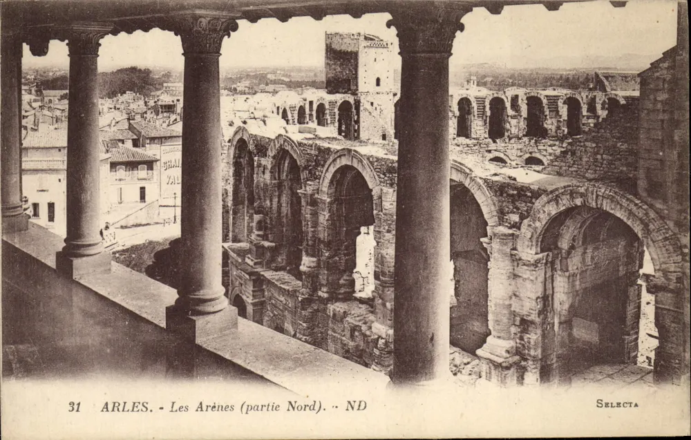 Arles - Les Arènes (partie Nord) — vista de um balcão com colunas — Selecta, n°31 - Frente