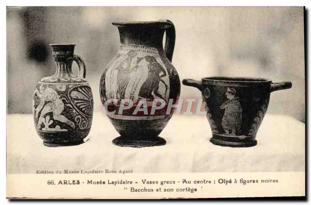 Arles - Lapidaire Museum - Griekse vazen - In het midden: olpe met zwarte figuren "Bacchus en zijn kortege" - Voorkant
