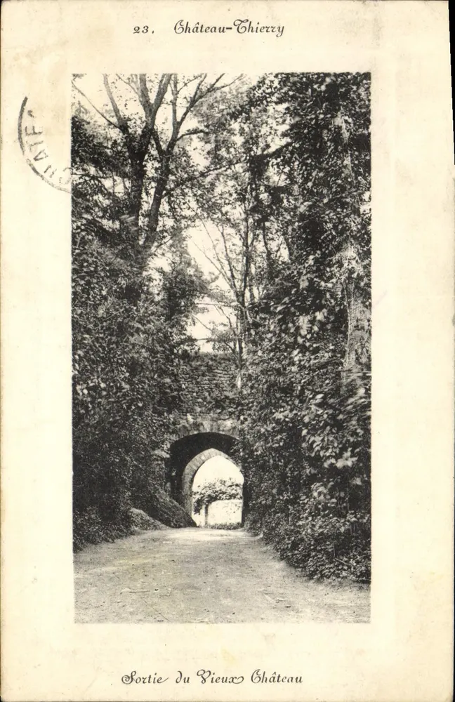 Saída do Velho Castelo — Château-Thierry — J. Bourgogne, c. p. - Frente