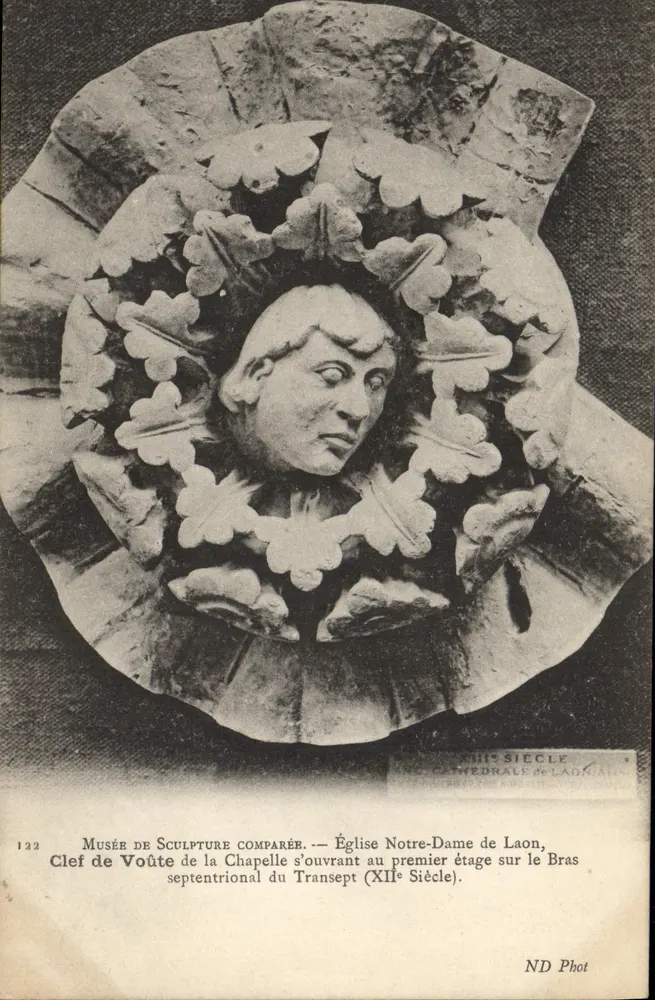 Kirche Notre-Dame von Laon — Schlußstein der nördlichen Kapelle des Querschiffs (12. Jahrhundert) — ND Phot - Vorderseite