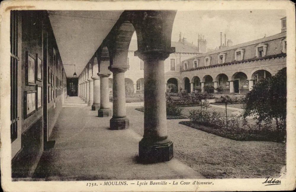 Moulins — Lycée Banville — La Cour d'honneur, éditeur Idéal - Vorderseite