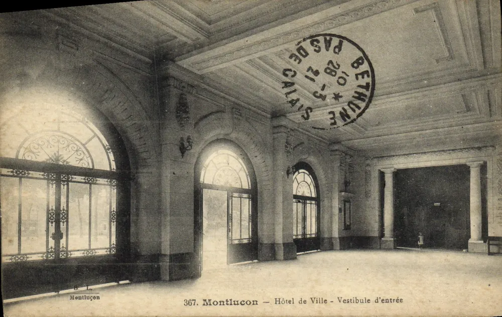 Montluçon — Rathaus — Eingangsvorbereich - Vorderseite