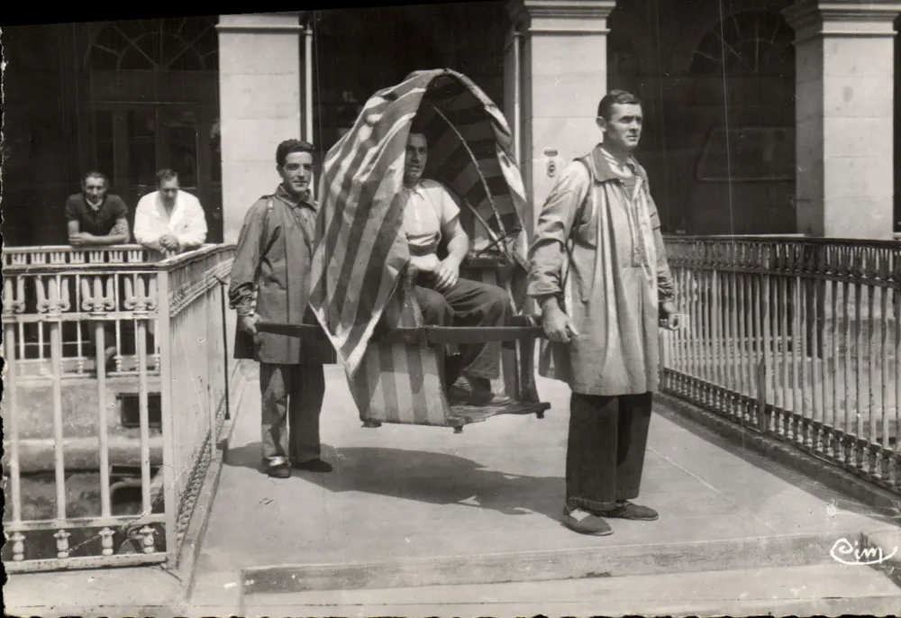 Néris-les-Bains — A Cadeira de Transporte — Photo Cl. Bier (S.-et-L.) - Frente