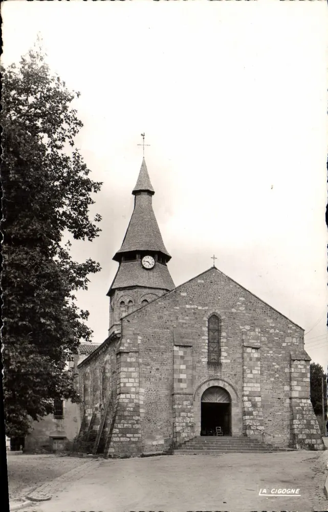 Igreja de La Cigogne — vista da fachada com o campanário com telhado em forma de pimenta — editor La Cigogne - Frente