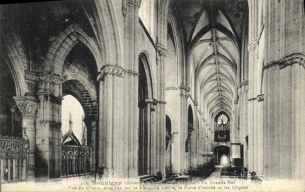 Souvigny (Allier) — Innenansicht der Kirche: Blick auf den Chor, die alte Kapelle, die Eingangstür und die Orgeln - Vorderseite