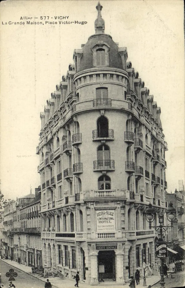 Vichy — Das Große Haus, Place Victor-Hugo — Allier, 577 - Vorderseite