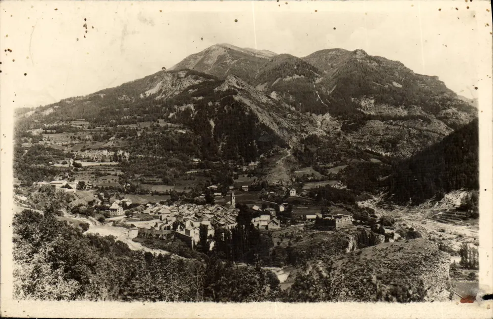 Colmars-les-Alpes — Panoramablick auf das Dorf und die Berge — Éditions MLC, Grenoble - Vorderseite