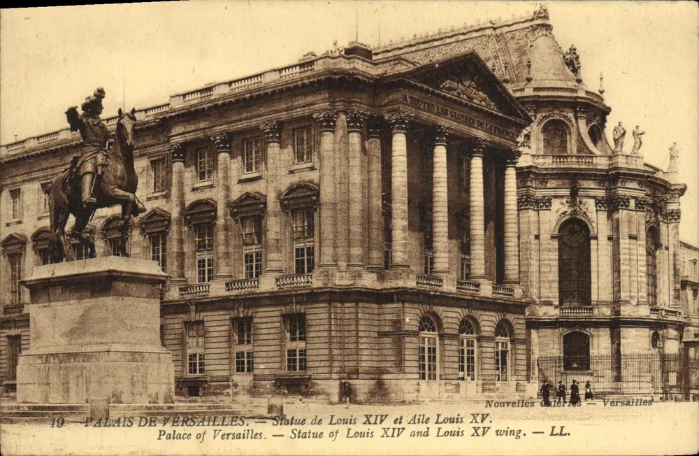 Schloss Versailles — Statue von Ludwig XIV und Flügel Ludwig XV — LL - Vorderseite