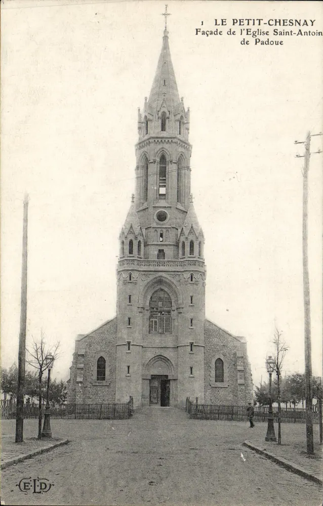 Le Petit-Chesnay — Fassade der Kirche Saint-Antoine de Padoue — ELD - Vorderseite