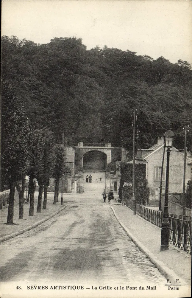 SÈVRES ARTISTIQUE — Das Gitter und die Mail-Brücke — F. F. Paris - Vorderseite