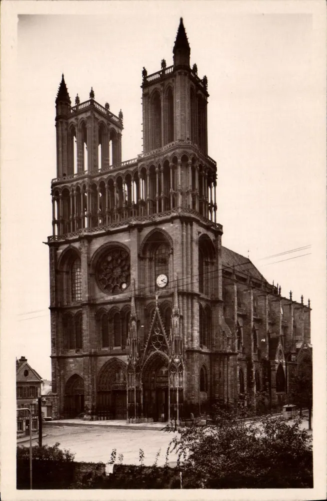 Mantes-Gassicourt — A Catedral (vista lateral) — n°12 - Frente