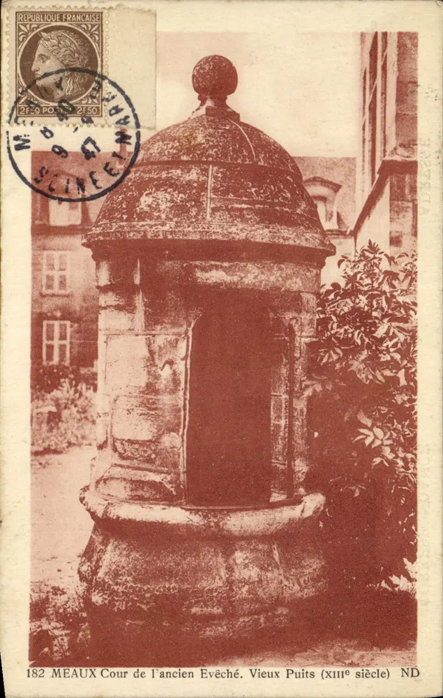 Meaux — Cour de l'ancien Evêché. Vieux Puits (XIIIe siècle) — ND - Recto