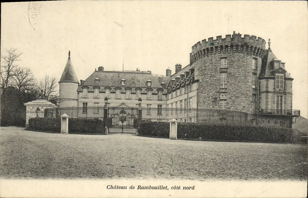 Castello di Rambouillet, lato nord — vista del castello con torre rotonda e portone — A. Bourdier, editore e stampatore Versailles - Recto