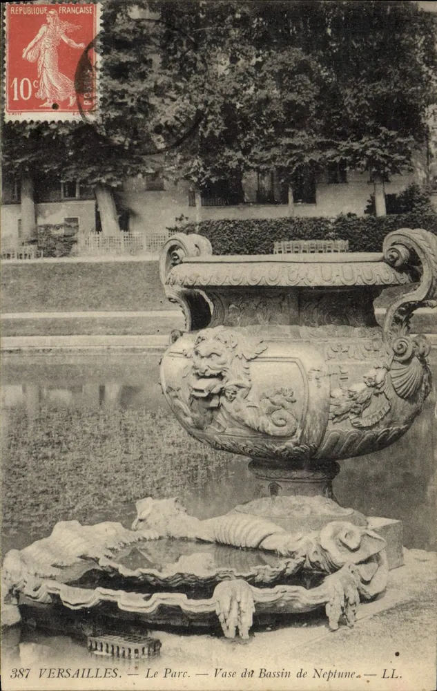 Versailles — Der Park — Vas aus der Zeit des Neptunbrunnens — LL. — Nr. 387 - Vorderseite