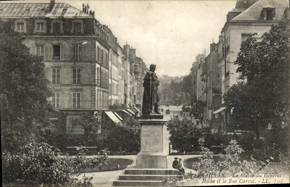 Versailles - La Statue du Général Hoche et la Rue Carcoi - LL. 1669 - Recto
