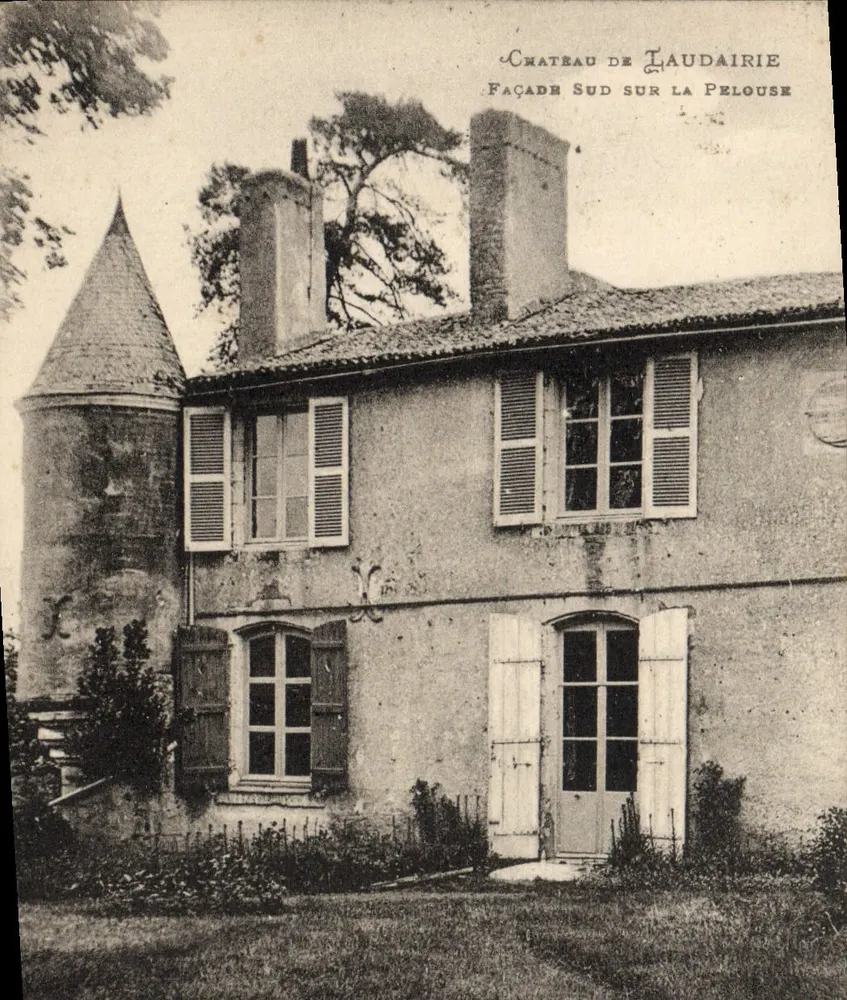 Schloss Laudairie — Südseite auf der Wiese — Ansichtskarte - Vorderseite