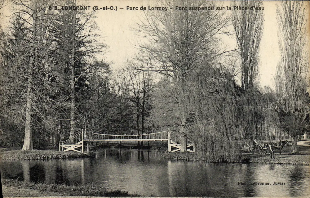 Longpont (S.-et-O.) — Park von Lormoy — Hängebrücke über das Wasserbecken — Foto Leurunier Juviey - Vorderseite