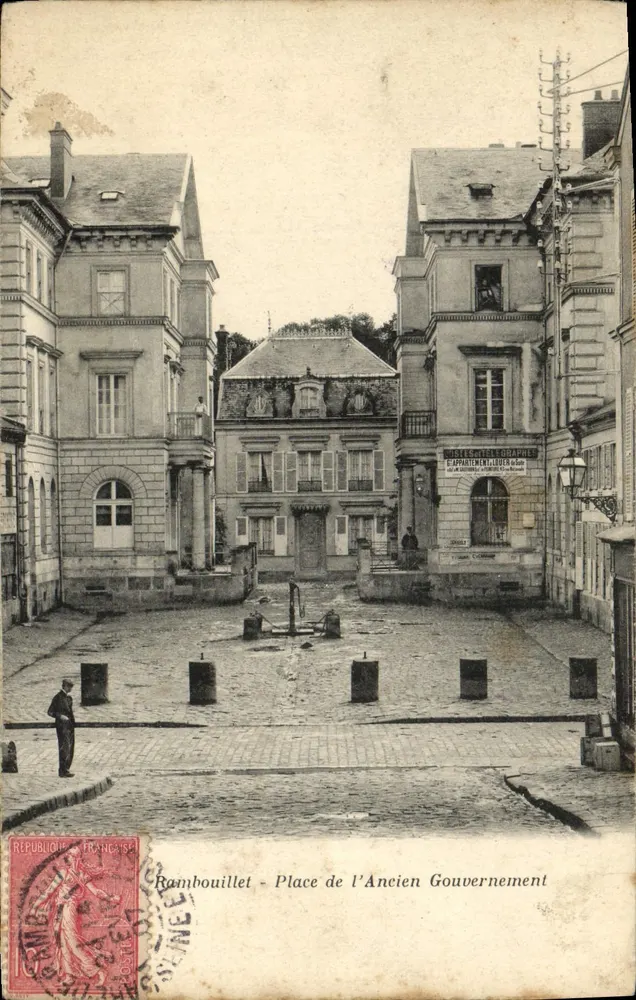 Rambouillet - Place de l'Ancien Gouvernement — Ansicht der Place mit Brunnen und Gebäuden — Verleger A. Bourdier, Versailles - Vorderseite