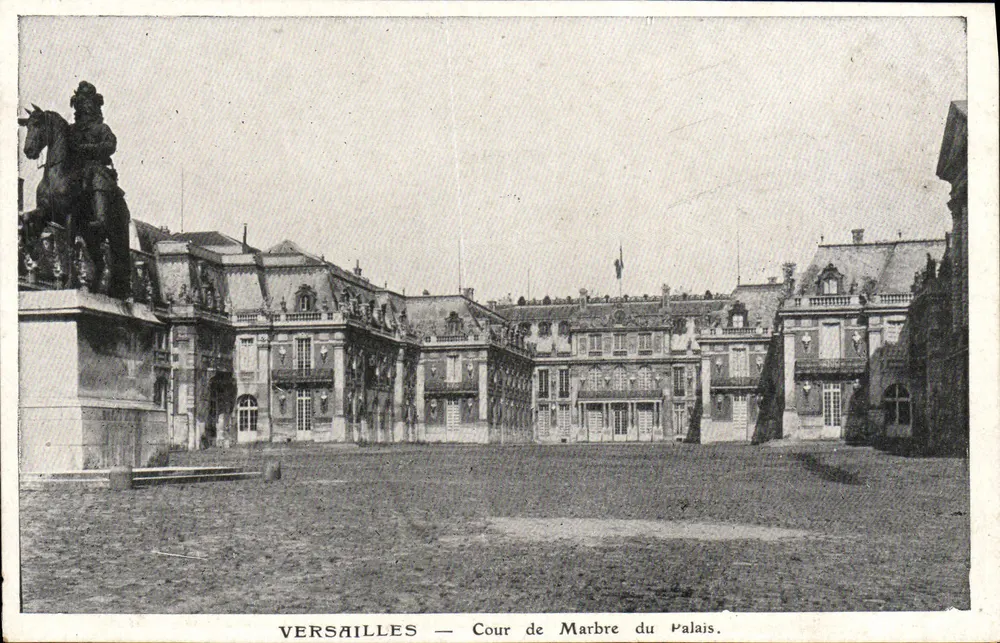 Versailles — Cour de Marbre do Palácio - Frente