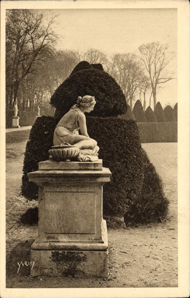 Versailles — Nymph mit Schale — Verlag Établis YVON, Rue des Petits Carreaux, Paris - Vorderseite