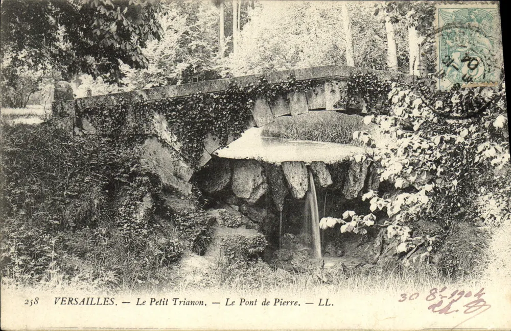 Versalhes — O Pequeno Trianon — O Ponte de Pedra — LL. — n° 258 - Frente