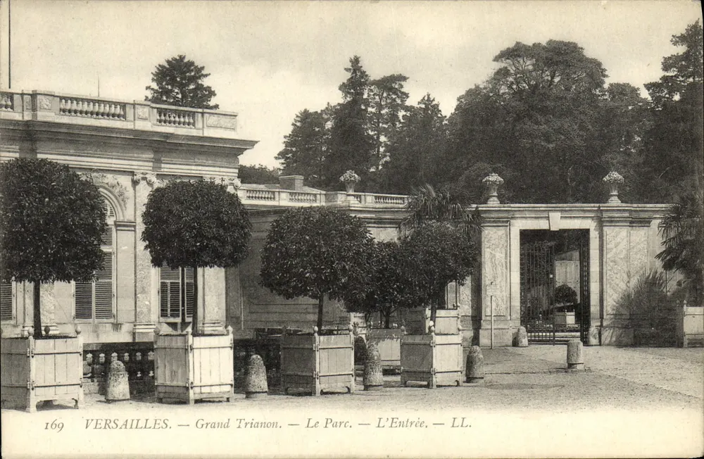 Versalhes — Grand Trianon — O Parque — A Entrada — LL. — N° 169 - Frente
