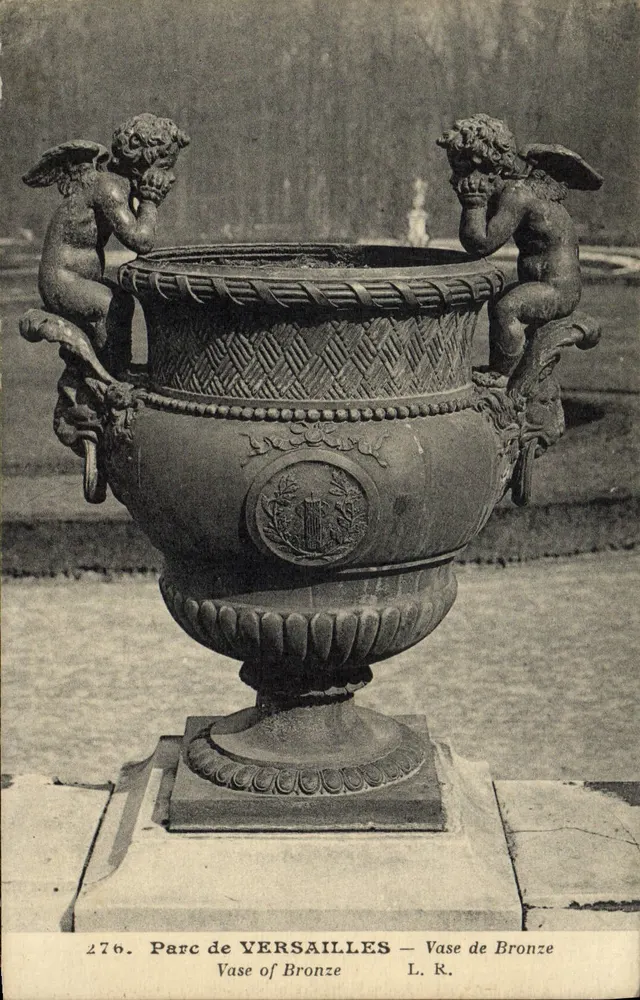 Parque de VERSAILLES — Vaso de Bronze — L. R. - Frente