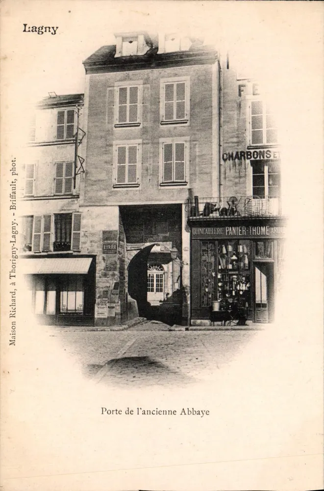 Lagny — Porte de l'ancienne Abbaye — Maison Richard, à Thorigny-Lagny, phot. Briffault - Frente