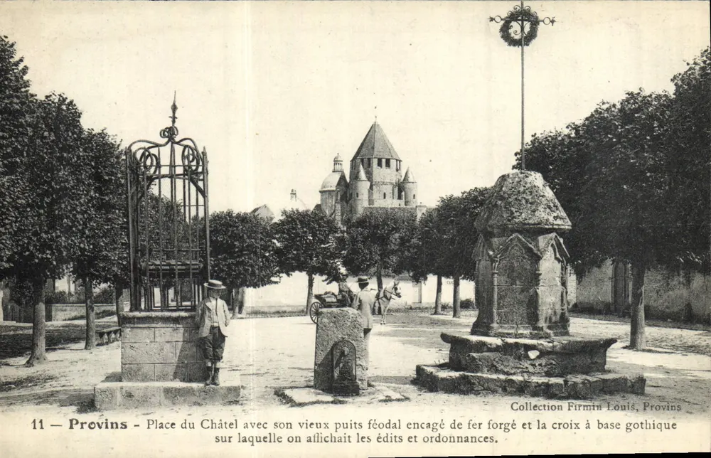 Provins — Place du Châtel com seu velho poço feudal encadernado em ferro forjado e a cruz com base gótica — Coleção Firmin Louis, Provins - Frente