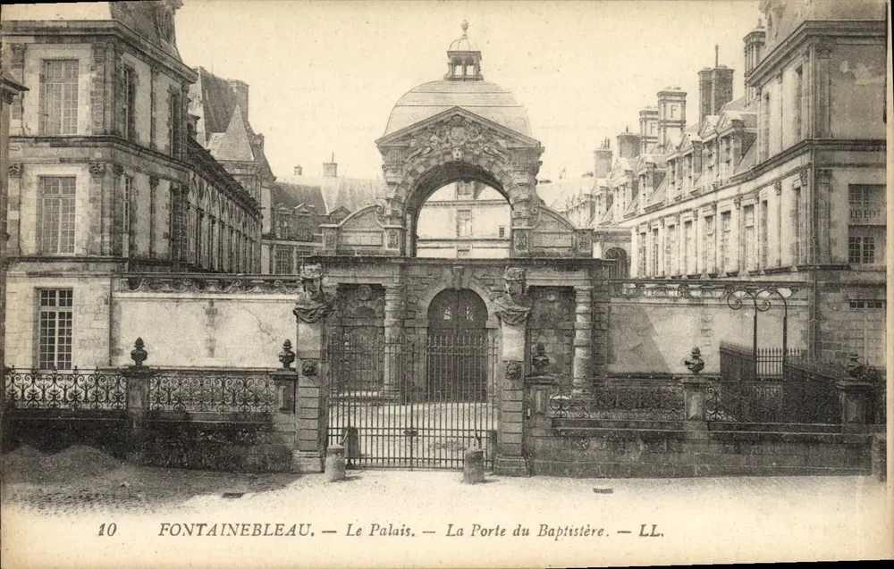 Fontainebleau — Das Schloss — Die Türe des Baptisteriums — LL. - Vorderseite